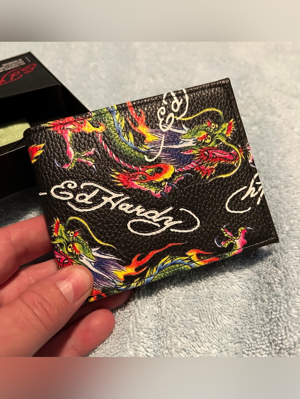 ED HARDY DRAGON TATTOO MEN’S BIFOLD WALLET/NWT/IN FAUX LEATHER CASE!